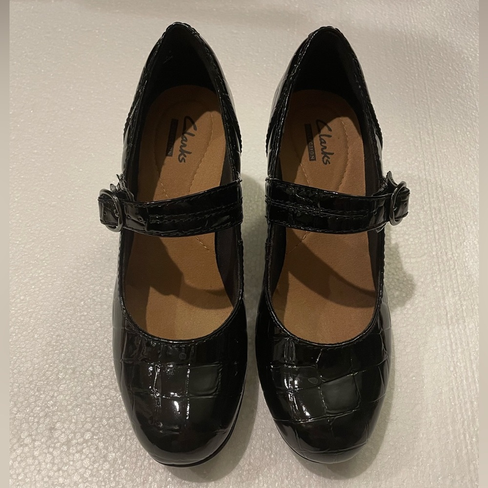 Clarks black 2.5 inch heels size 5.5